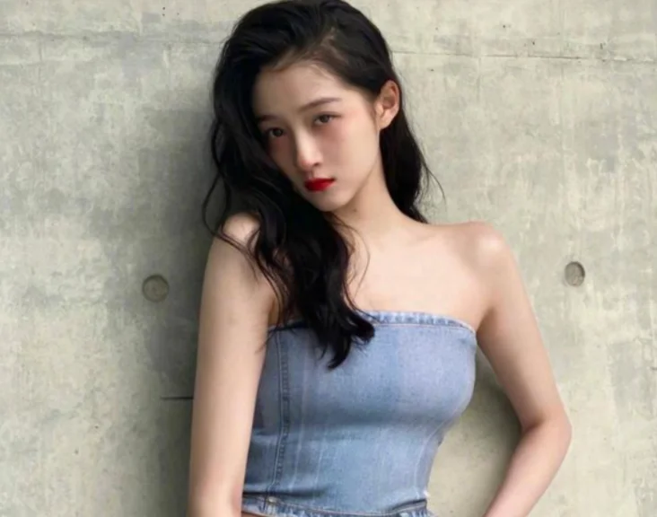 关晓彤818晚会造型惊艳,因舞台特效引争议,被指毫无偶像包袱 关晓彤818晚会造型惊艳,因舞台特效引争议,被指毫无偶像包袱