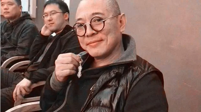 李连杰晚年现状，收藏上亿天珠，网友：一辈子都挣不到那么多钱