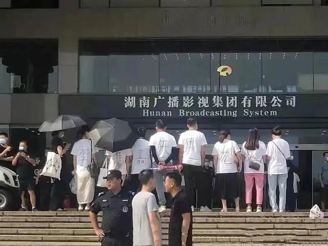 就连最低调的李维嘉都出事，芒果台八大主持人彻底“沦陷”了