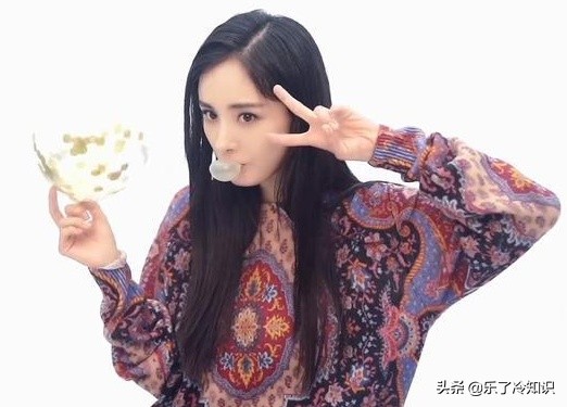 杨幂早期有多好看?穿旗袍出现,侧身让粉丝惊喜 杨幂早期有多好看?穿旗袍出现,侧身让粉丝惊喜