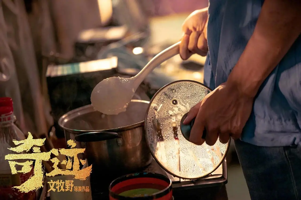《长津湖》还在上映，易烊千玺新片杀青，幕后阵容强大，预测30亿