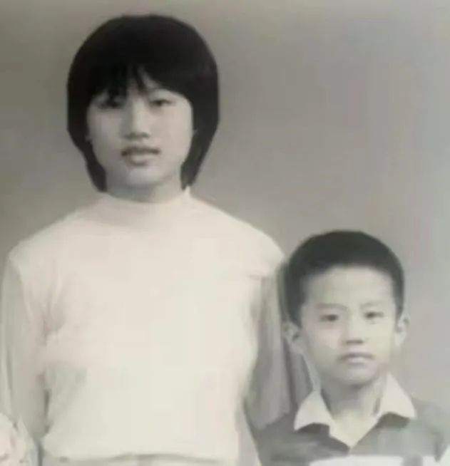 姐姐掏空积蓄只为供弟弟邓超上学,成名后回赠两套房,不忘初心 姐姐掏空积蓄只为供弟弟邓超上学,成名后回赠两套房,不忘初心