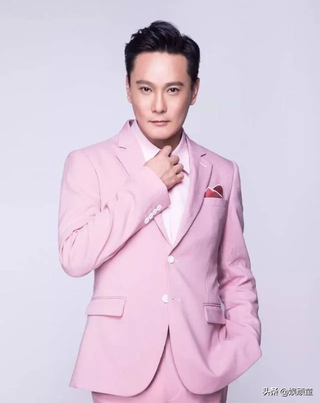 张信哲海口演唱会,上座率一半都不到,主办方亏大了 张信哲海口演唱会,上座率一半都不到,主办方亏大了
