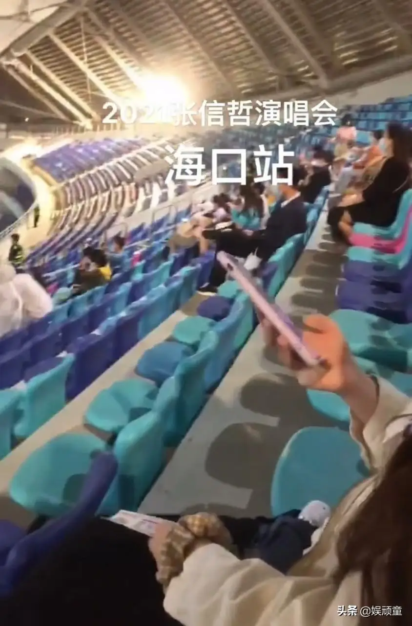 张信哲海口演唱会,上座率一半都不到,主办方亏大了 张信哲海口演唱会,上座率一半都不到,主办方亏大了