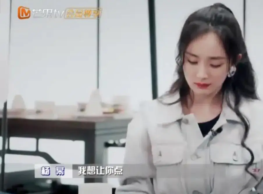 杨幂在邓伦开的火锅店吃饭,一改往日高贵优雅形象,大口吃过瘾 杨幂在邓伦开的火锅店吃饭,一改往日高贵优雅形象,大口吃过瘾
