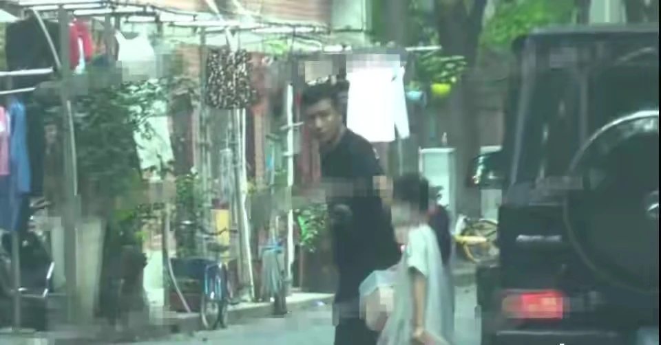 文章与一女子带娃游玩,女方是单身辣妈颜值在线,一同登记入住酒店 文章与一女子带娃游玩,女方是单身辣妈颜值在线,一同登记入住酒店