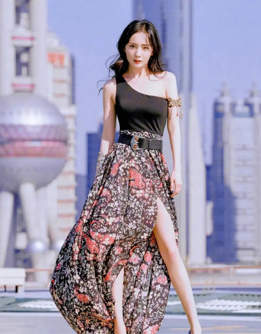 杨幂时尚感真的太绝了、潮流中不乏魅力,时尚感十足 杨幂时尚感真的太绝了、潮流中不乏魅力,时尚感十足