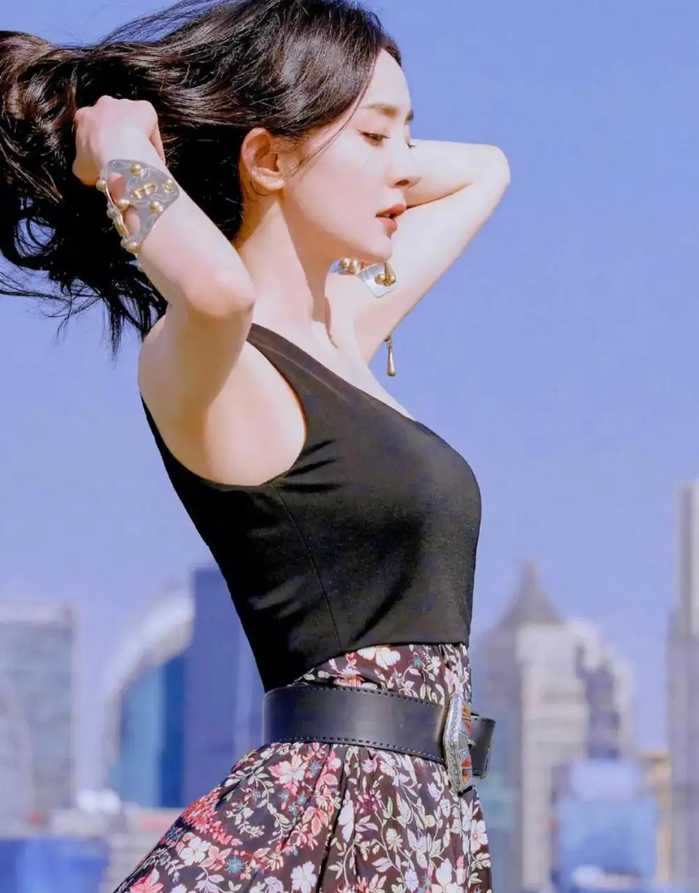 杨幂时尚感真的太绝了、潮流中不乏魅力,时尚感十足 杨幂时尚感真的太绝了、潮流中不乏魅力,时尚感十足