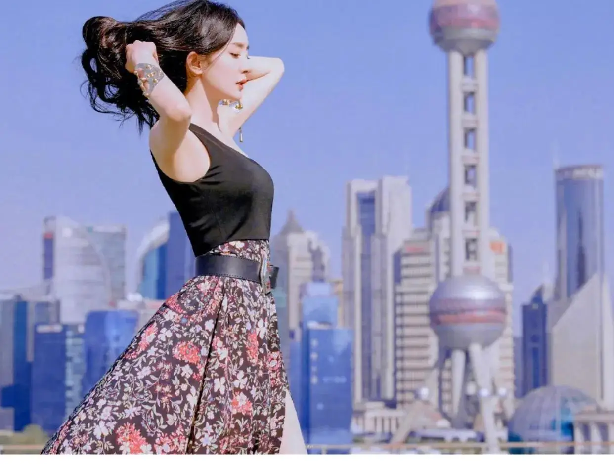 杨幂时尚感真的太绝了、潮流中不乏魅力,时尚感十足 杨幂时尚感真的太绝了、潮流中不乏魅力,时尚感十足
