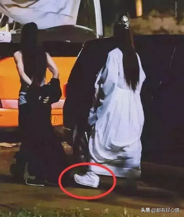 拍古装剧穿“高跟鞋”的明星,鞠婧祎还好,看到王一博:过分了 拍古装剧穿“高跟鞋”的明星,鞠婧祎还好,看到王一博:过分了
