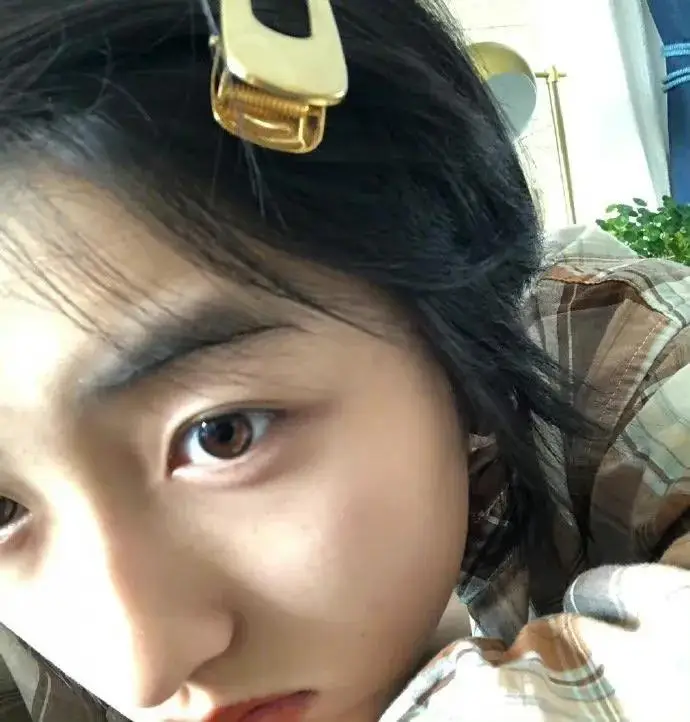 张子枫晒素颜自拍 妹妹皮肤真的好好,胶原蛋白满满,狠狠地羡慕了 张子枫晒素颜自拍 妹妹皮肤真的好好,胶原蛋白满满,狠狠地羡慕了