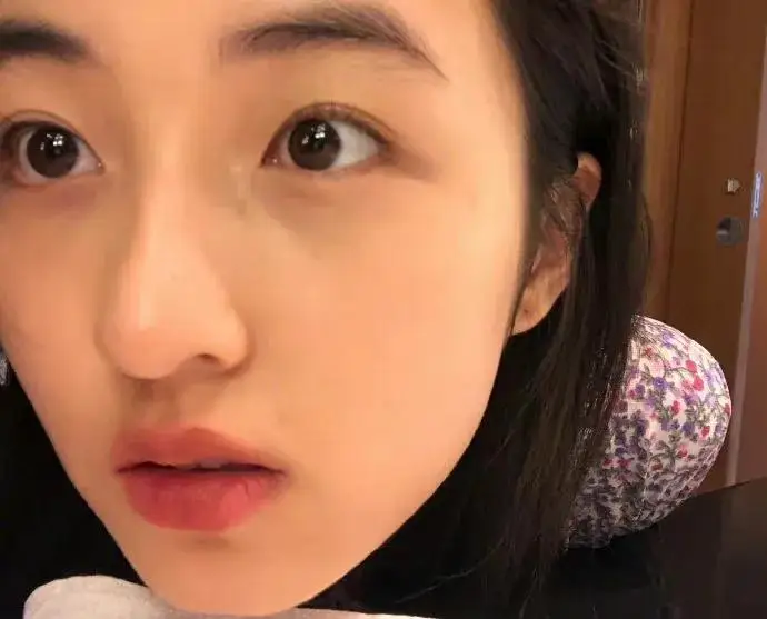 张子枫晒素颜自拍 妹妹皮肤真的好好,胶原蛋白满满,狠狠地羡慕了 张子枫晒素颜自拍 妹妹皮肤真的好好,胶原蛋白满满,狠狠地羡慕了