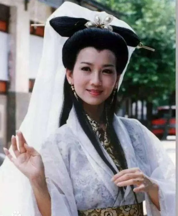 没见过这么“凶狠”的白素贞,不会演就别硬演,看看前辈怎么演 没见过这么“凶狠”的白素贞,不会演就别硬演,看看前辈怎么演