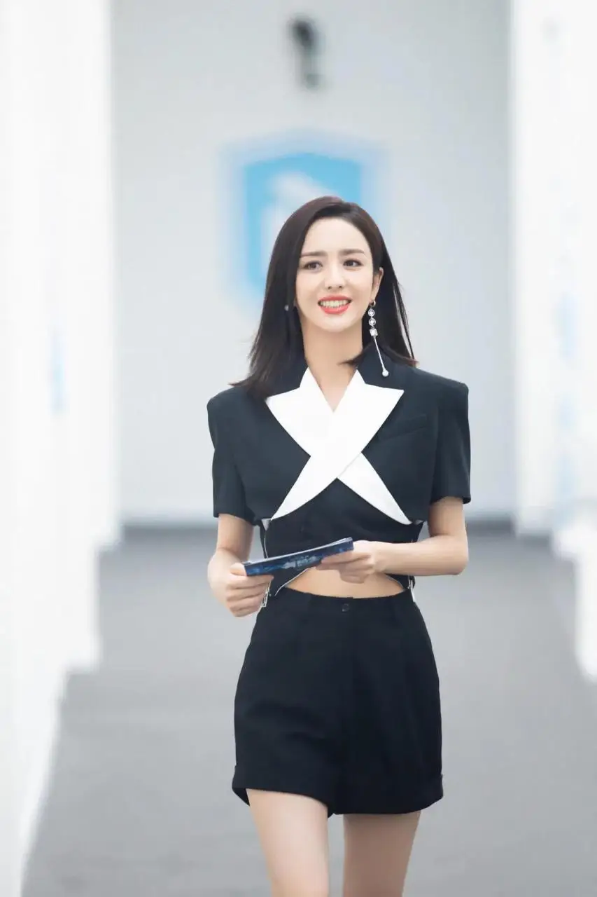 美!佟丽娅转型“美少女战士”抹胸上衣配A字纱裙,这是80后么 美!佟丽娅转型“美少女战士”抹胸上衣配A字纱裙,这是80后么