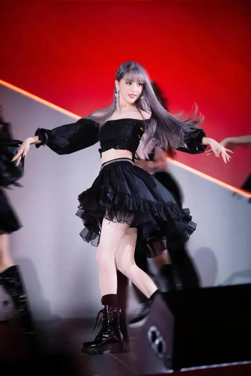 美!佟丽娅转型“美少女战士”抹胸上衣配A字纱裙,这是80后么 美!佟丽娅转型“美少女战士”抹胸上衣配A字纱裙,这是80后么