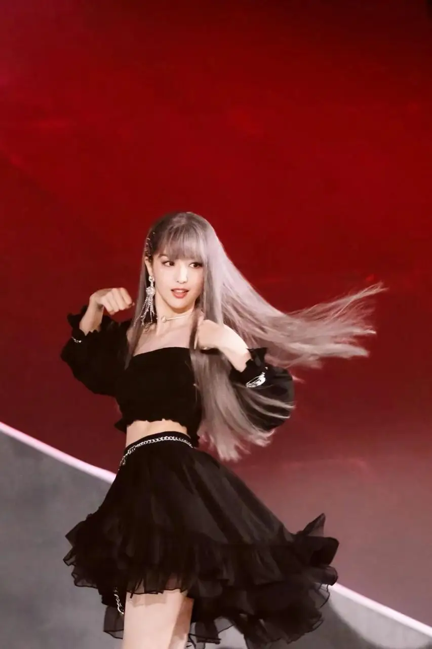 美!佟丽娅转型“美少女战士”抹胸上衣配A字纱裙,这是80后么 美!佟丽娅转型“美少女战士”抹胸上衣配A字纱裙,这是80后么