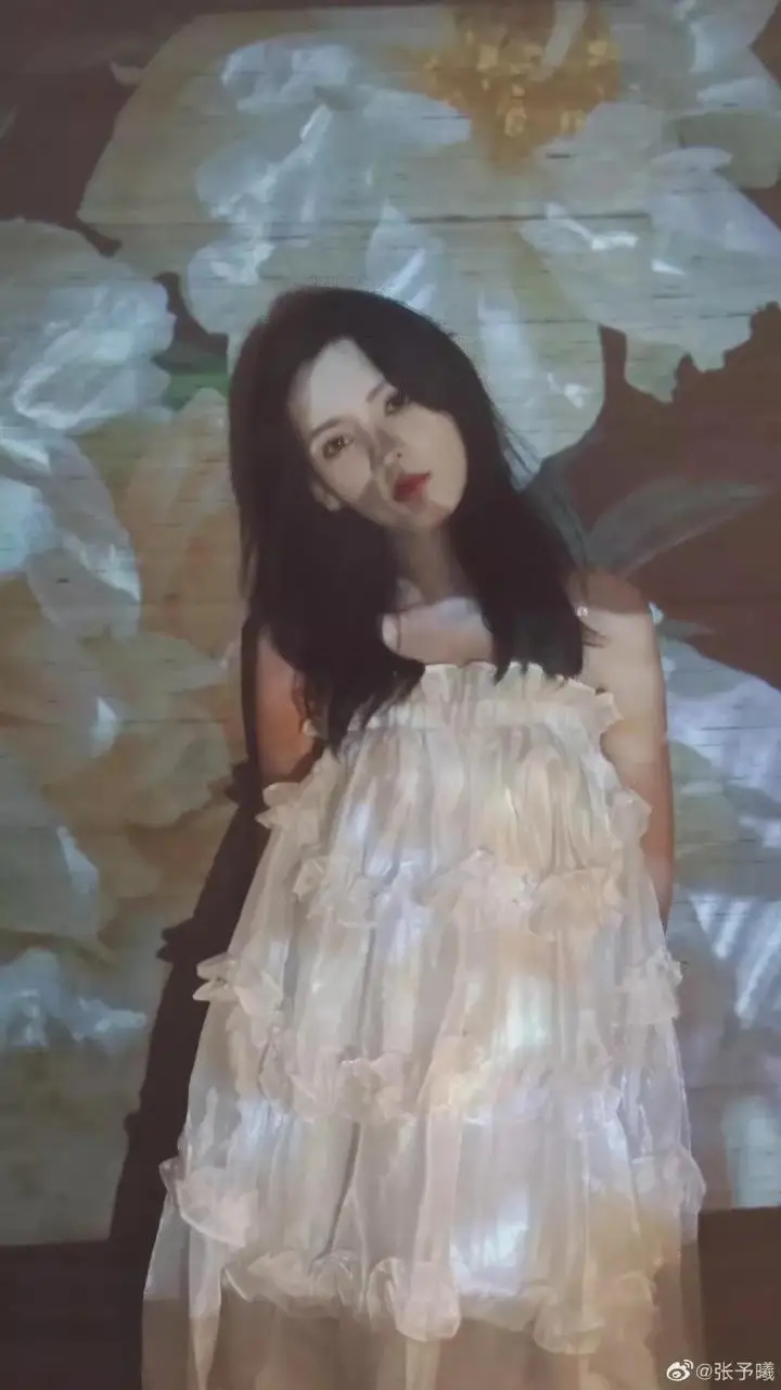 张予曦白色吊带仙女裙 张予曦白色吊带仙女裙