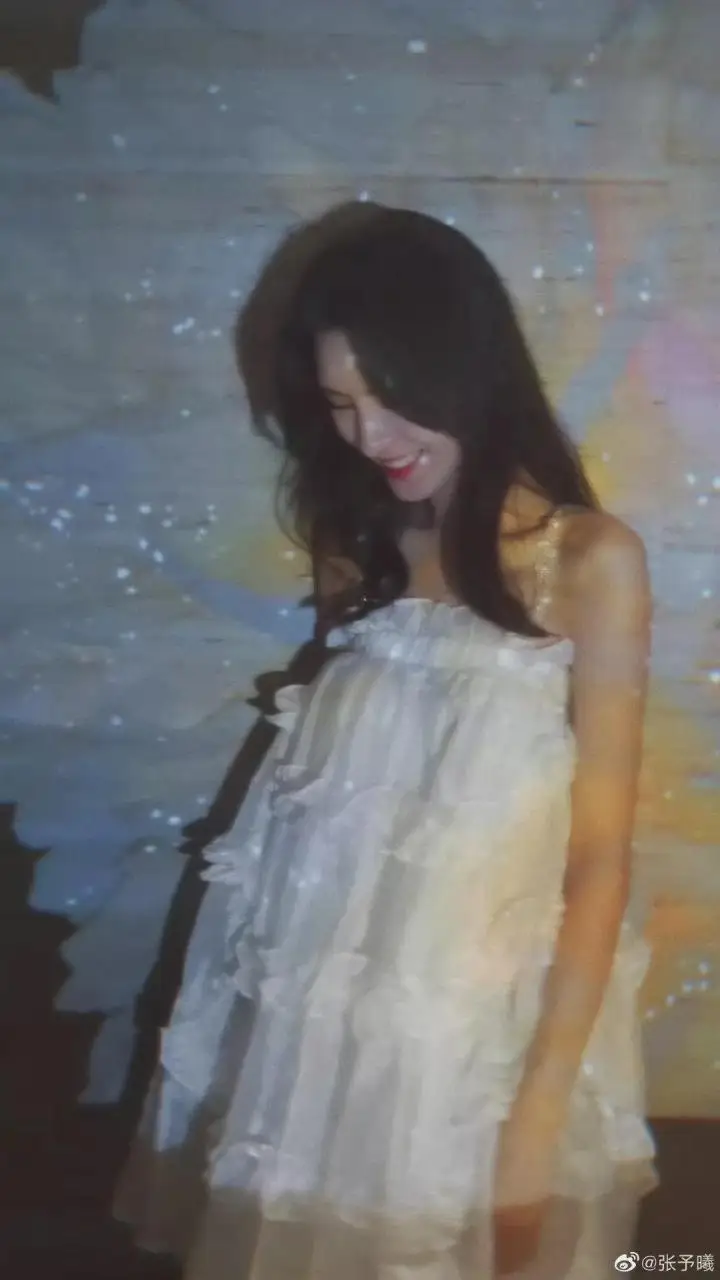 张予曦白色吊带仙女裙 张予曦白色吊带仙女裙