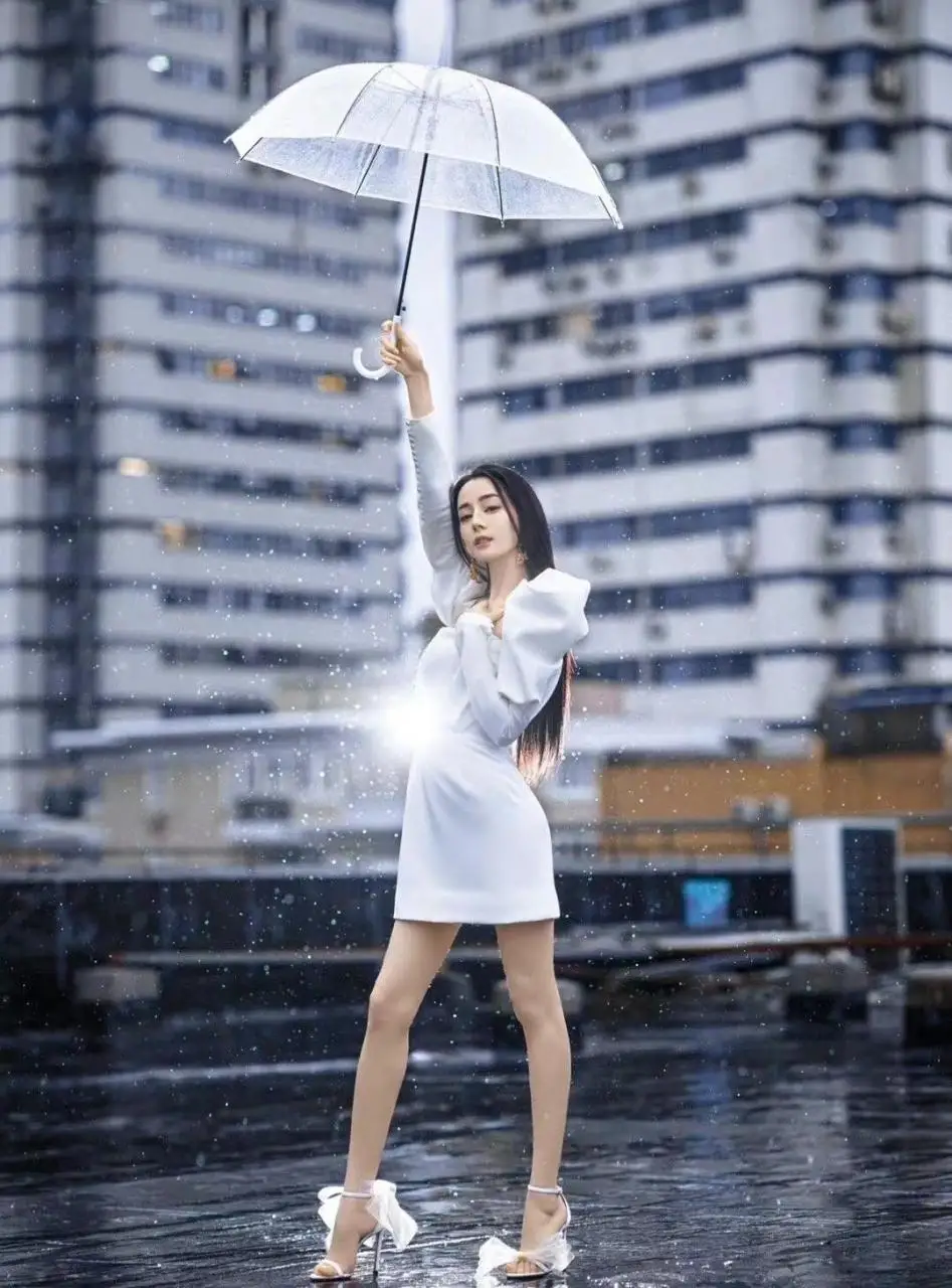 热巴久违的名场面曝光！穿白色礼服站在雨天里，打塑料伞有奢华感