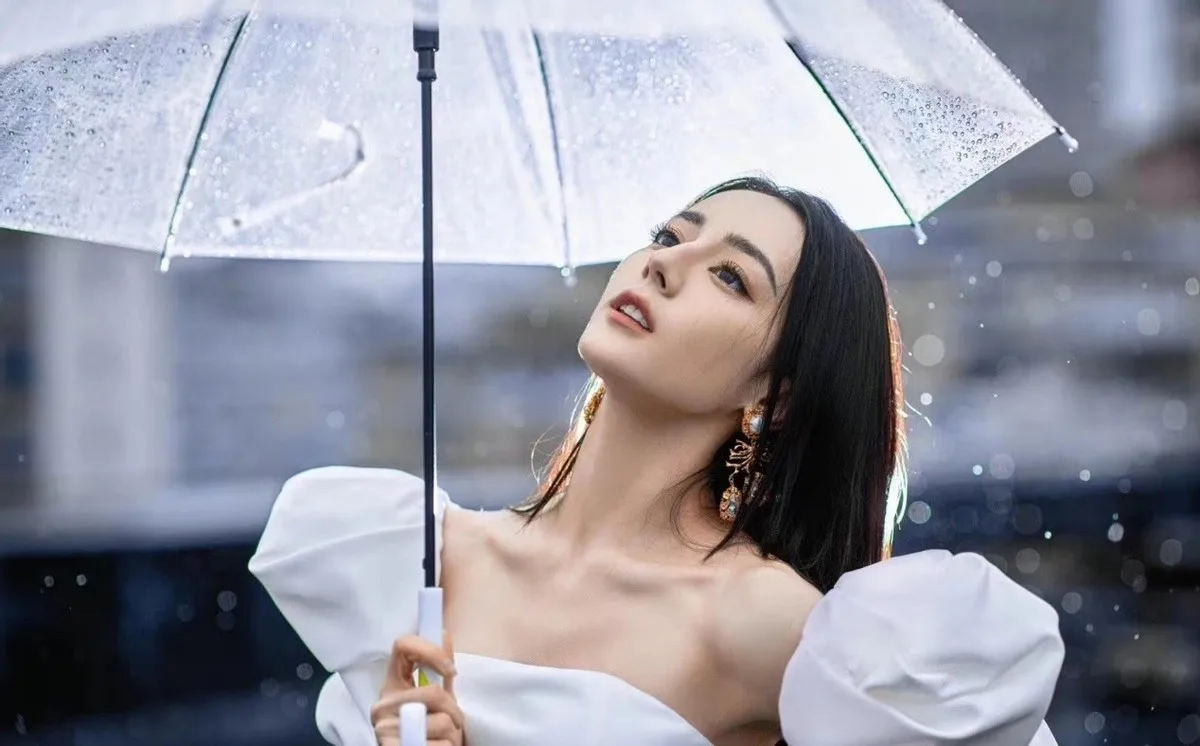 热巴久违的名场面曝光!穿白色礼服站在雨天里,打塑料伞有奢华感 热巴久违的名场面曝光!穿白色礼服站在雨天里,打塑料伞有奢华感