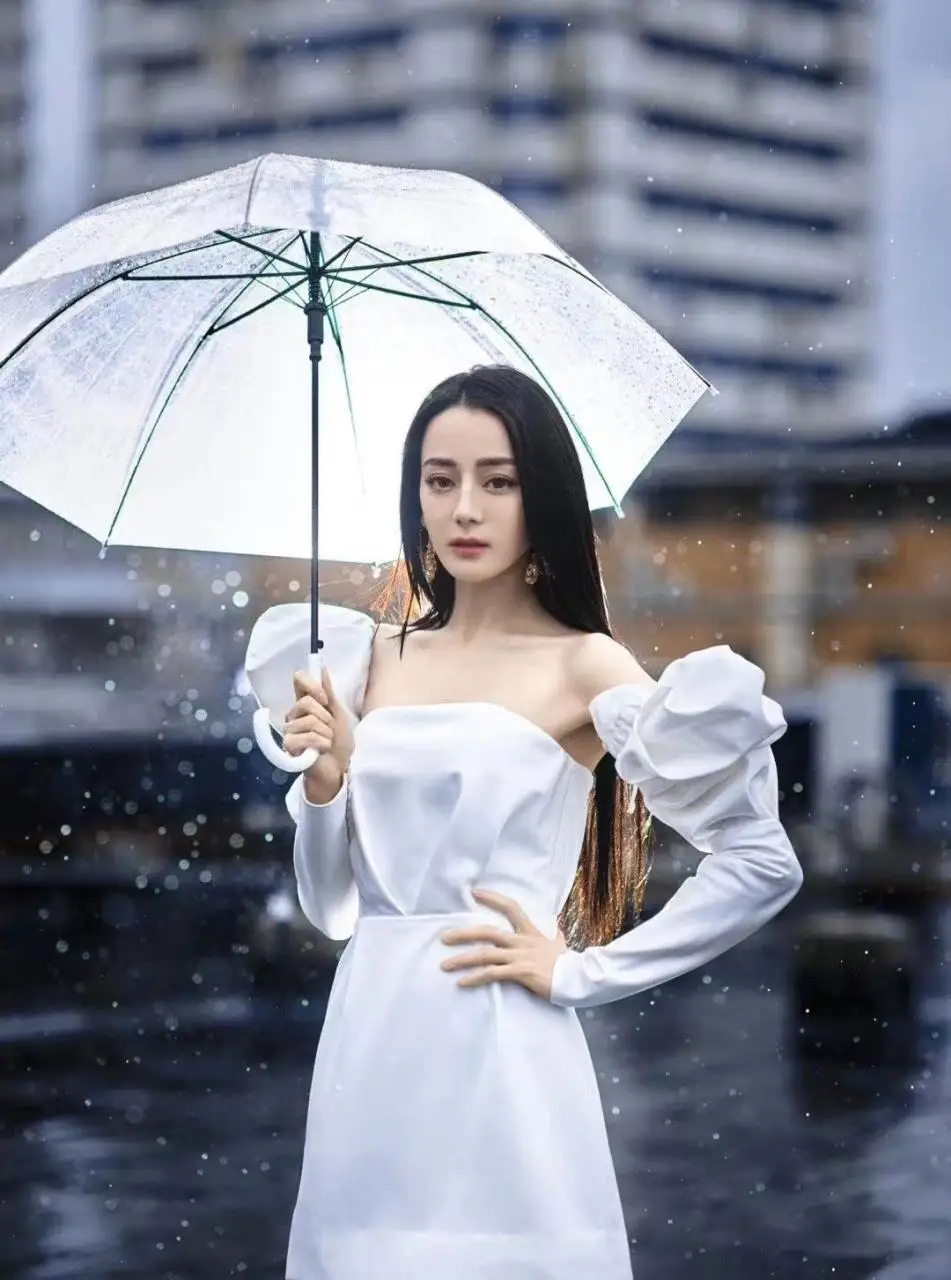 热巴久违的名场面曝光!穿白色礼服站在雨天里,打塑料伞有奢华感 热巴久违的名场面曝光!穿白色礼服站在雨天里,打塑料伞有奢华感