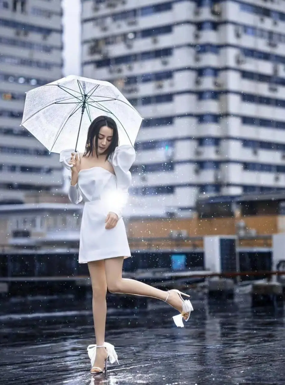 热巴久违的名场面曝光!穿白色礼服站在雨天里,打塑料伞有奢华感 热巴久违的名场面曝光!穿白色礼服站在雨天里,打塑料伞有奢华感