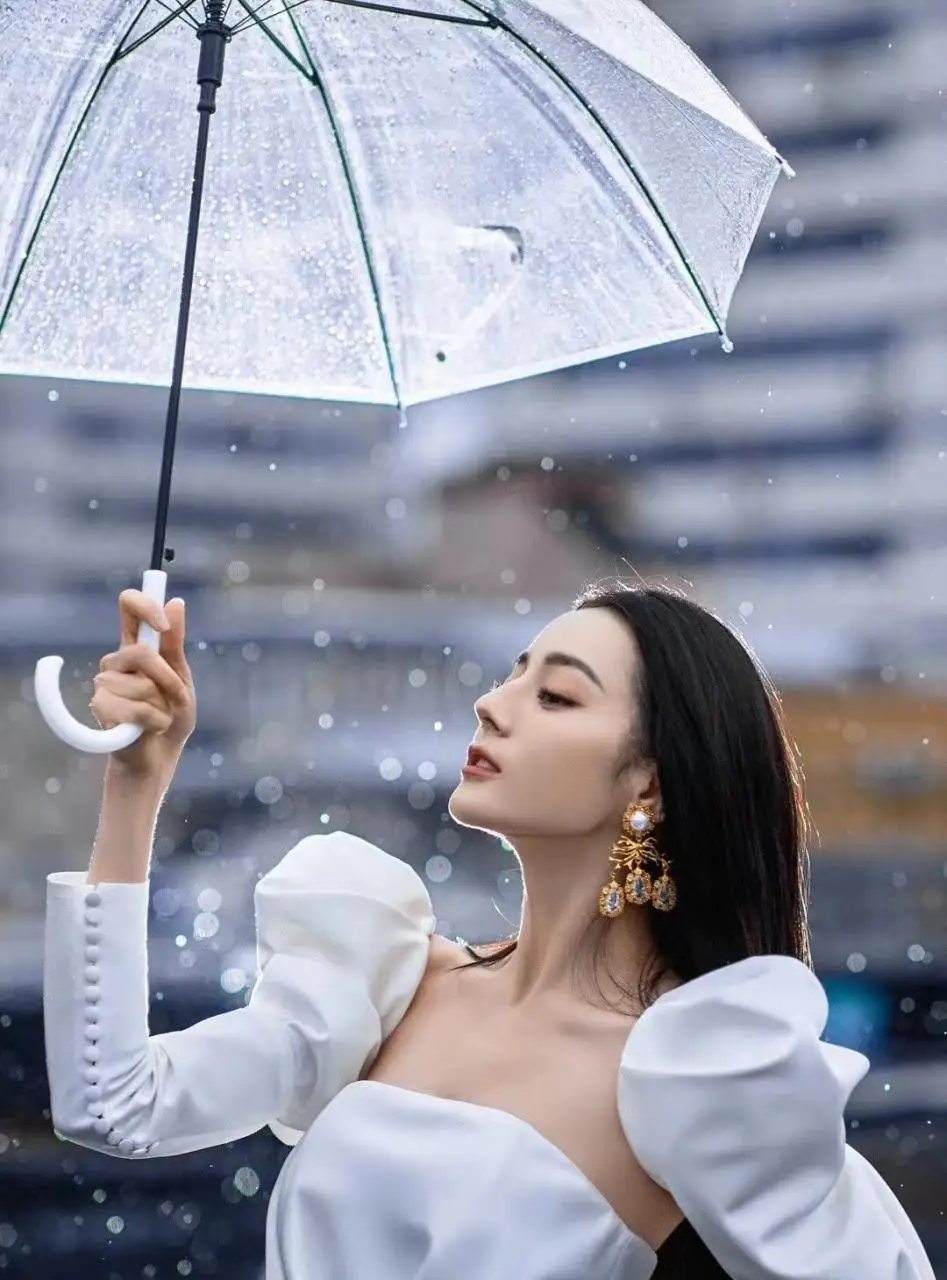 热巴久违的名场面曝光!穿白色礼服站在雨天里,打塑料伞有奢华感 热巴久违的名场面曝光!穿白色礼服站在雨天里,打塑料伞有奢华感