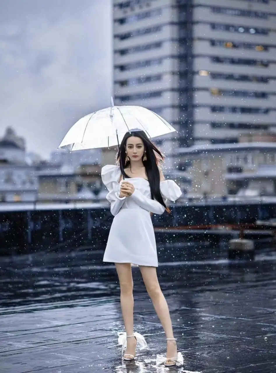 热巴久违的名场面曝光!穿白色礼服站在雨天里,打塑料伞有奢华感 热巴久违的名场面曝光!穿白色礼服站在雨天里,打塑料伞有奢华感