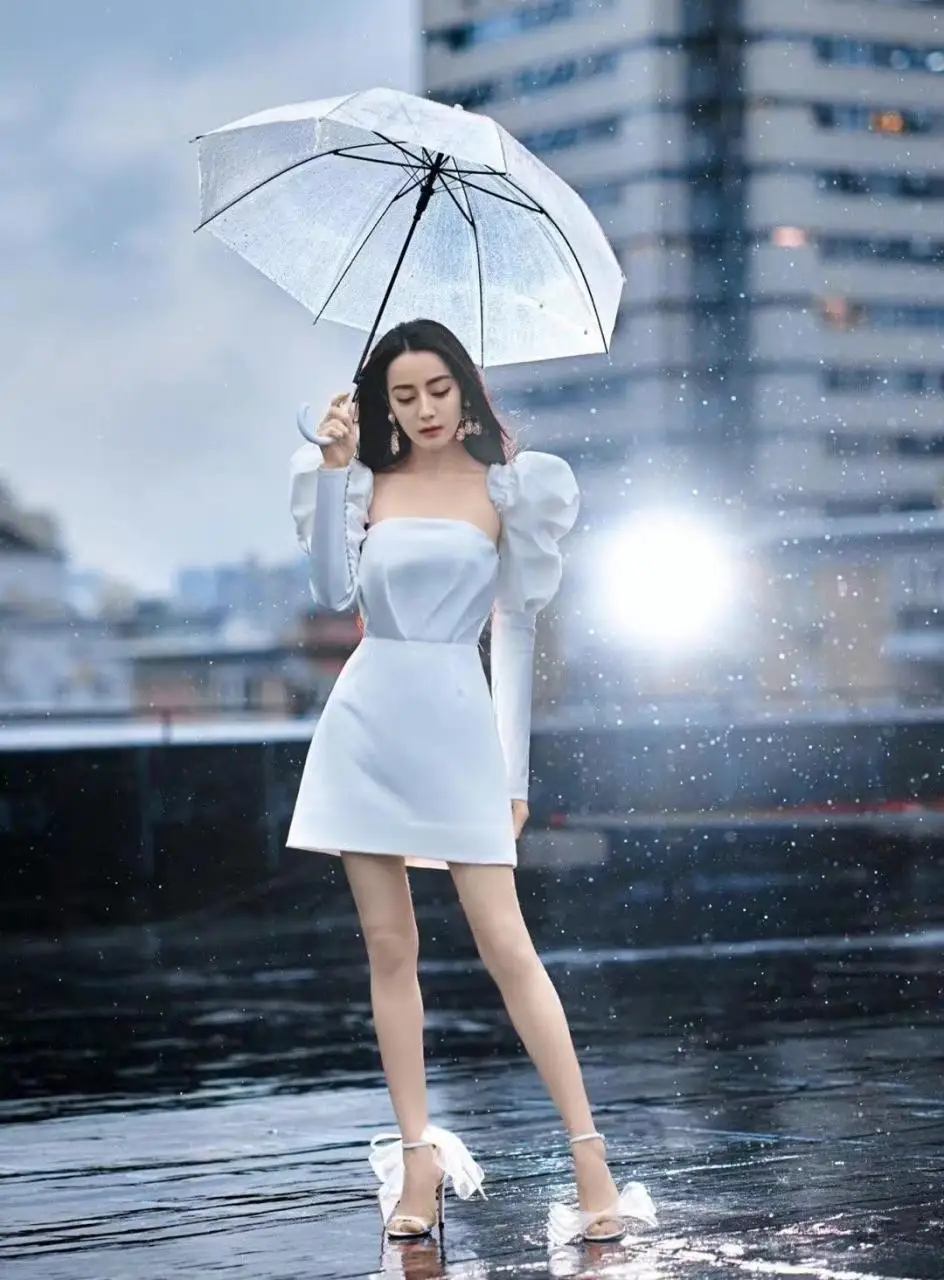 热巴久违的名场面曝光!穿白色礼服站在雨天里,打塑料伞有奢华感 热巴久违的名场面曝光!穿白色礼服站在雨天里,打塑料伞有奢华感