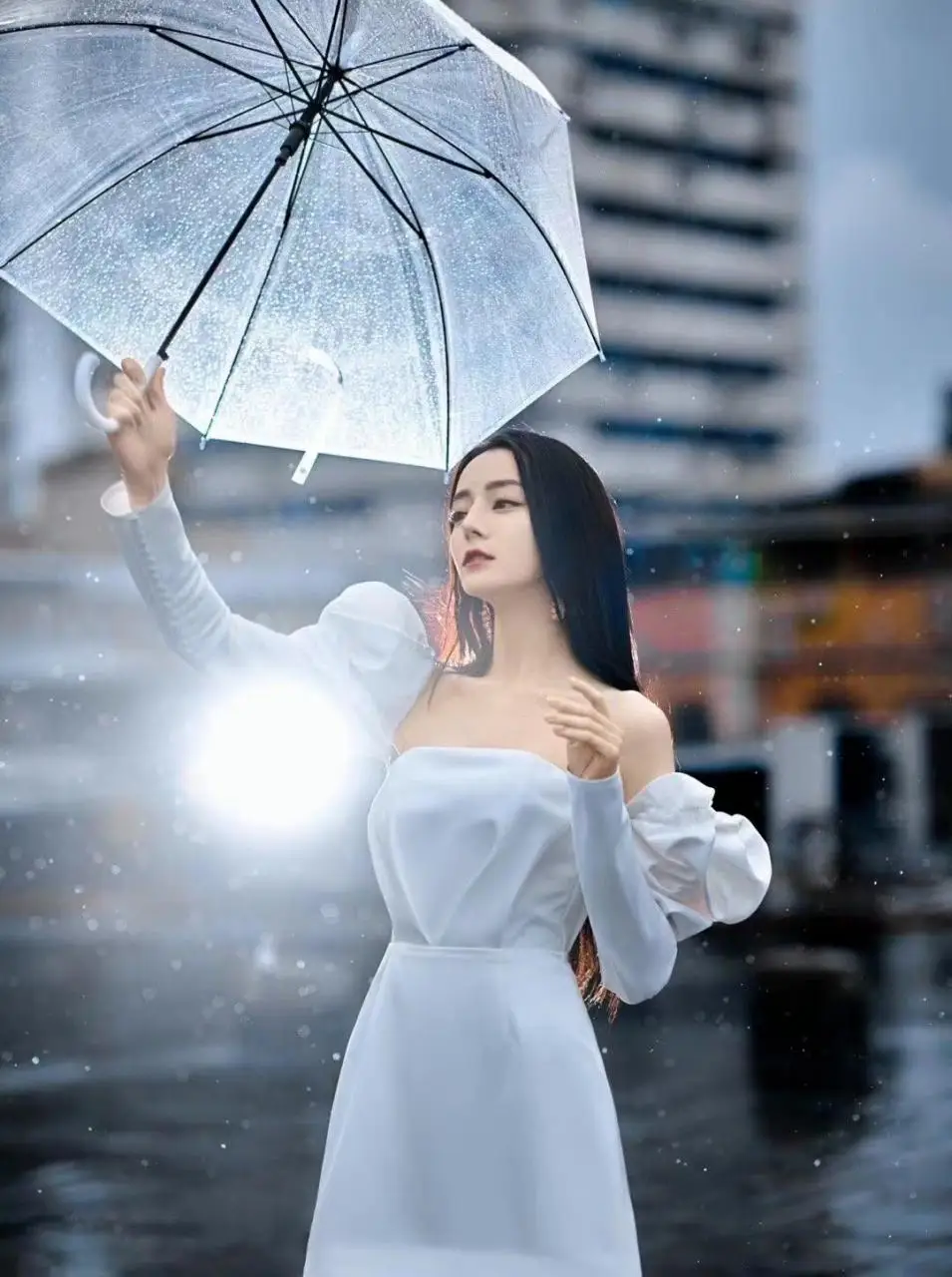 热巴久违的名场面曝光!穿白色礼服站在雨天里,打塑料伞有奢华感 热巴久违的名场面曝光!穿白色礼服站在雨天里,打塑料伞有奢华感