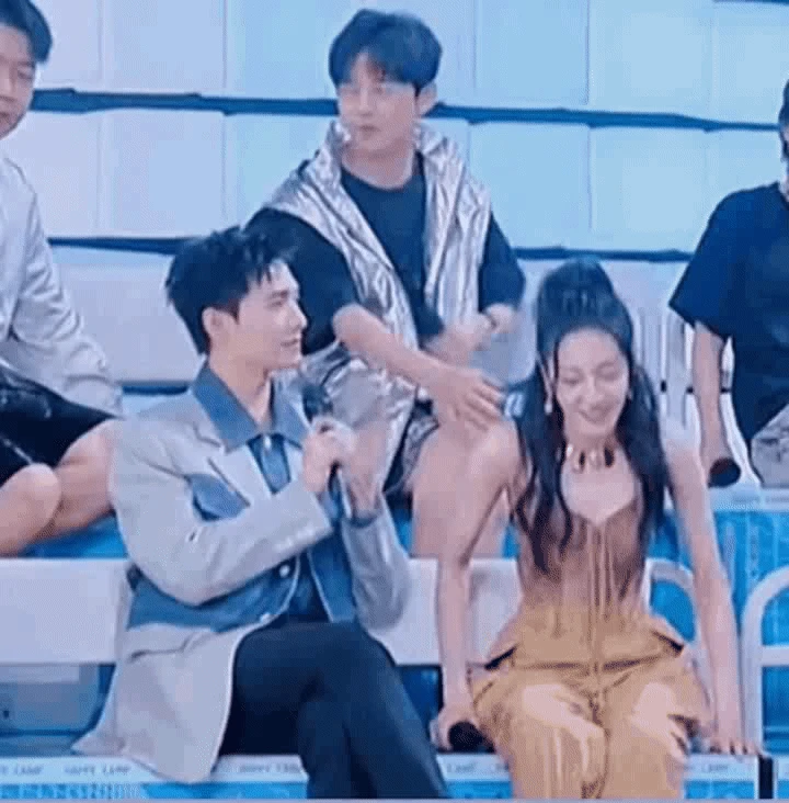 杨洋满眼都是迪丽热巴