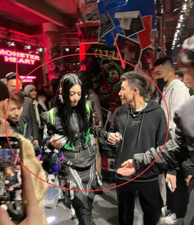范冰冰出席活动排场大！由众多帅哥搀扶，化烟熏妆形象大变不敢认