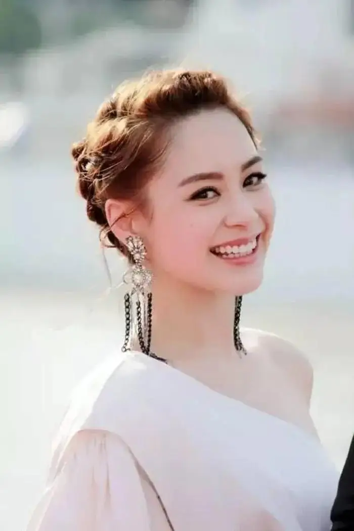 “气质女神”钟欣潼到底有多美?(多图) “气质女神”钟欣潼到底有多美?(多图)
