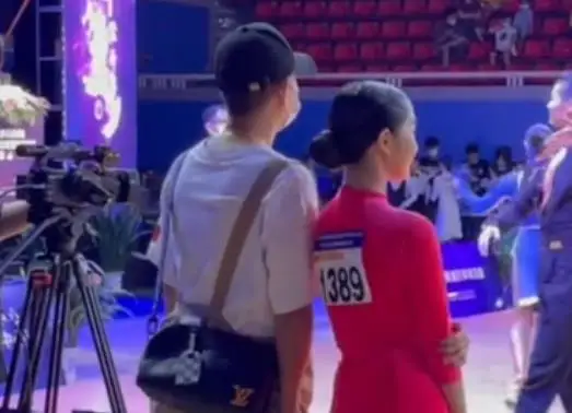 文章离婚后事业低落,很难看到他的影子,一出现就格外的引人注意 文章离婚后事业低落,很难看到他的影子,一出现就格外的引人注意