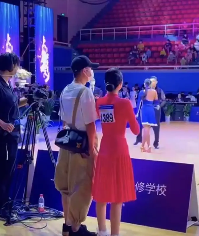 文章离婚后事业低落,很难看到他的影子,一出现就格外的引人注意 文章离婚后事业低落,很难看到他的影子,一出现就格外的引人注意
