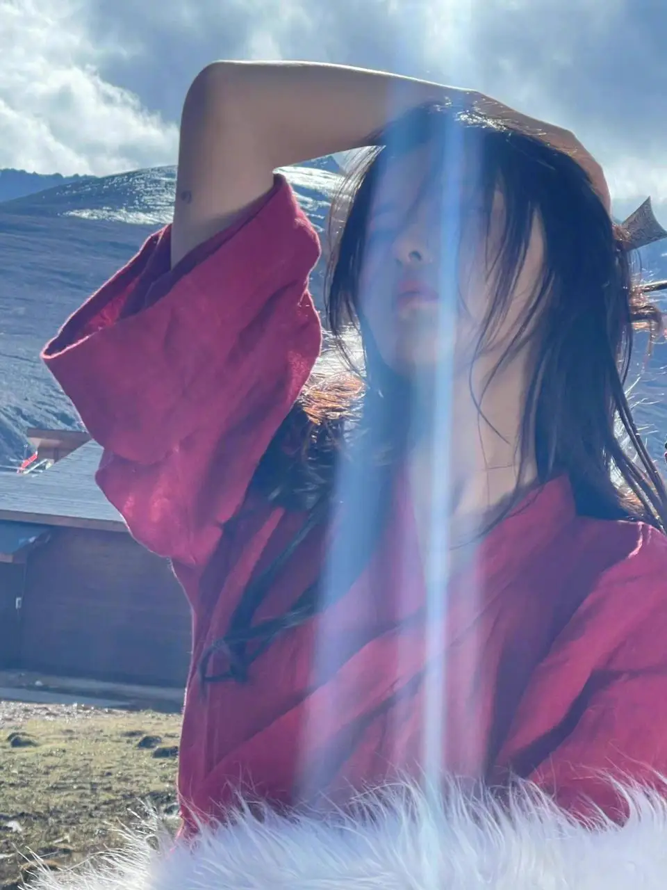 杨超越一袭红衣变身神明少女 温暖灿烂