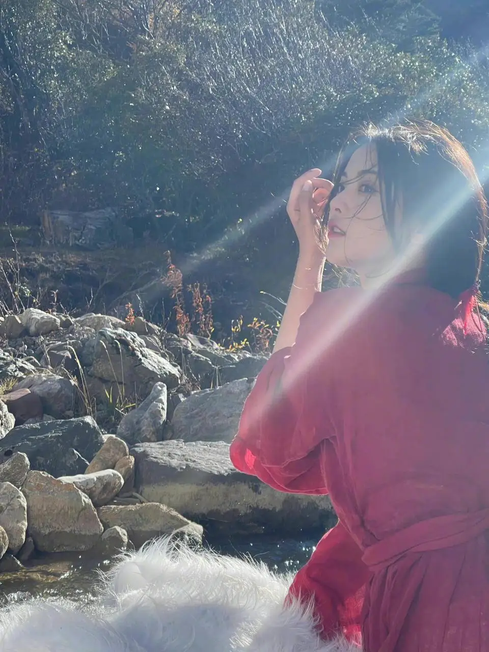 杨超越一袭红衣变身神明少女 温暖灿烂