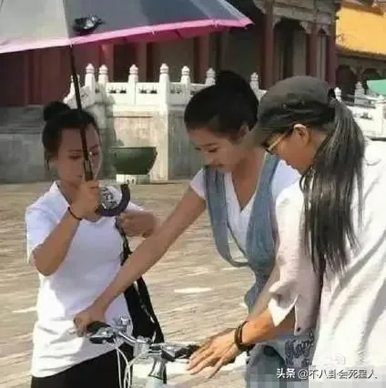 娱乐圈打工人工资差距大,明星日均208万,助理薪酬3500元 娱乐圈打工人工资差距大,明星日均208万,助理薪酬3500元