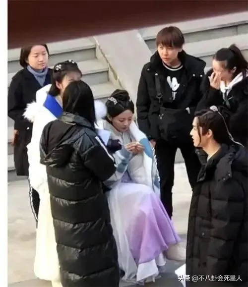 娱乐圈打工人工资差距大,明星日均208万,助理薪酬3500元 娱乐圈打工人工资差距大,明星日均208万,助理薪酬3500元