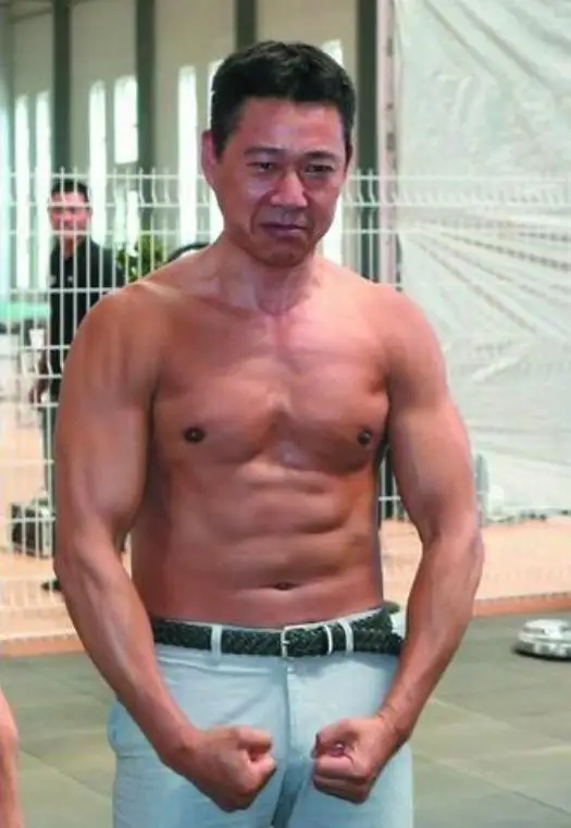 65岁的张丰毅在家里健身,肌肉发达,线条明显,男人味十足 65岁的张丰毅在家里健身,肌肉发达,线条明显,男人味十足