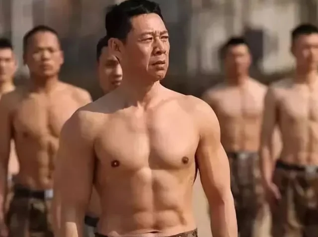 65岁的张丰毅在家里健身,肌肉发达,线条明显,男人味十足 65岁的张丰毅在家里健身,肌肉发达,线条明显,男人味十足