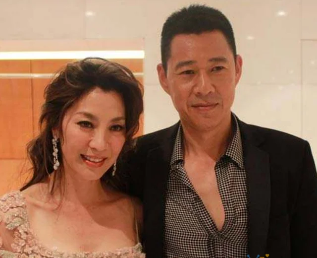 65岁的张丰毅在家里健身,肌肉发达,线条明显,男人味十足 65岁的张丰毅在家里健身,肌肉发达,线条明显,男人味十足