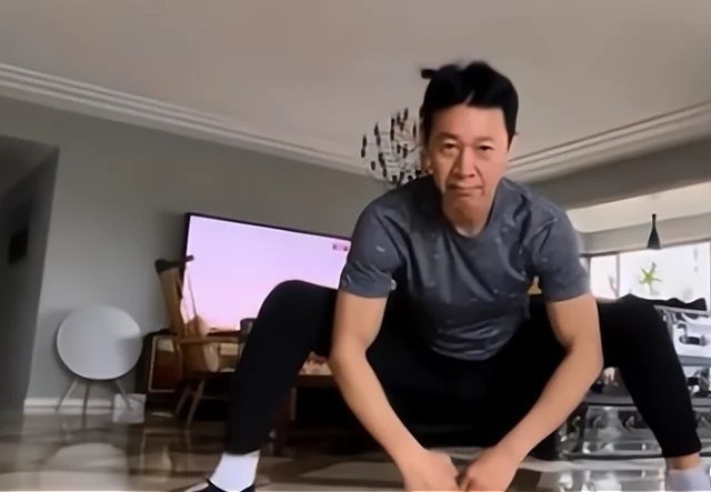 65岁的张丰毅在家里健身,肌肉发达,线条明显,男人味十足 65岁的张丰毅在家里健身,肌肉发达,线条明显,男人味十足