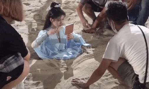 鞠婧祎新剧“女将军妆”曝光:这是去战场打仗,还是cos漫展? 鞠婧祎新剧“女将军妆”曝光:这是去战场打仗,还是cos漫展?