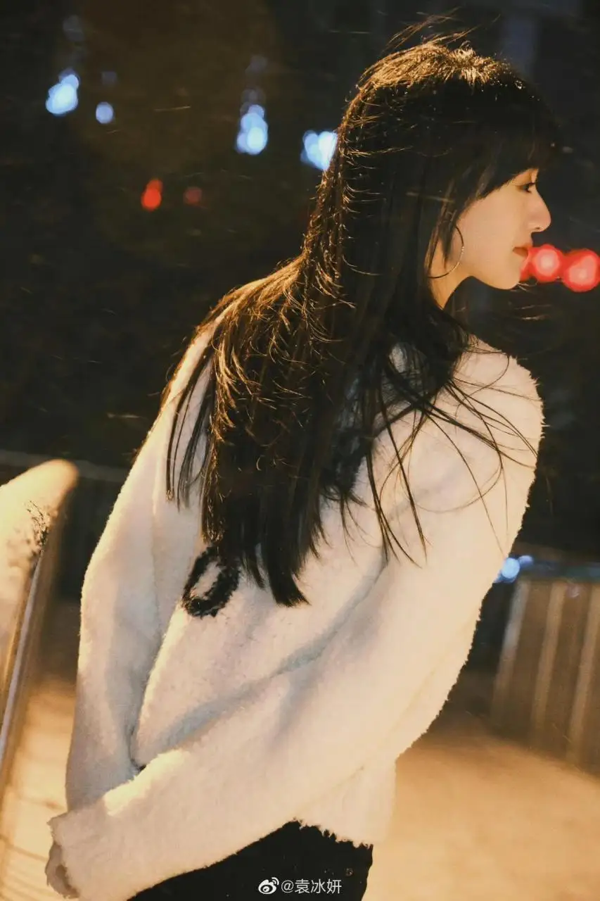 袁冰妍最新高清图片，初雪氛围感，看着好冷啊，注意保暖