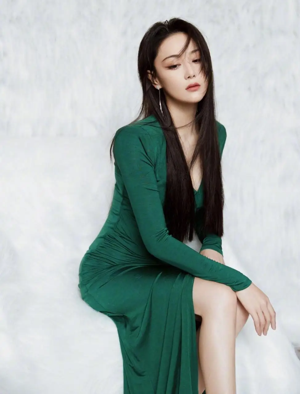 还是长发有“女人味”,张馨予一头长发配长裙,真有女神的样子 还是长发有“女人味”,张馨予一头长发配长裙,真有女神的样子