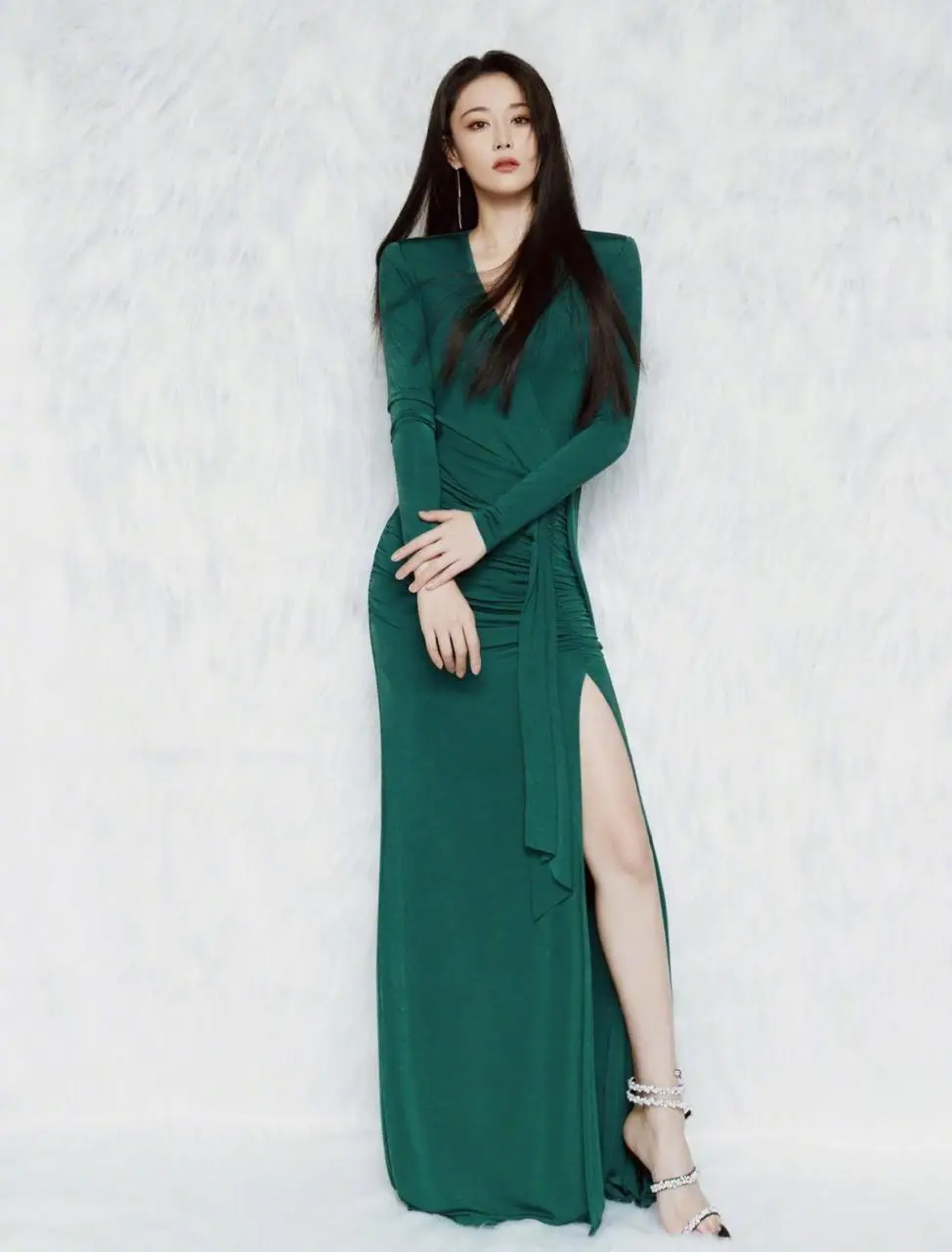 还是长发有“女人味”,张馨予一头长发配长裙,真有女神的样子 还是长发有“女人味”,张馨予一头长发配长裙,真有女神的样子