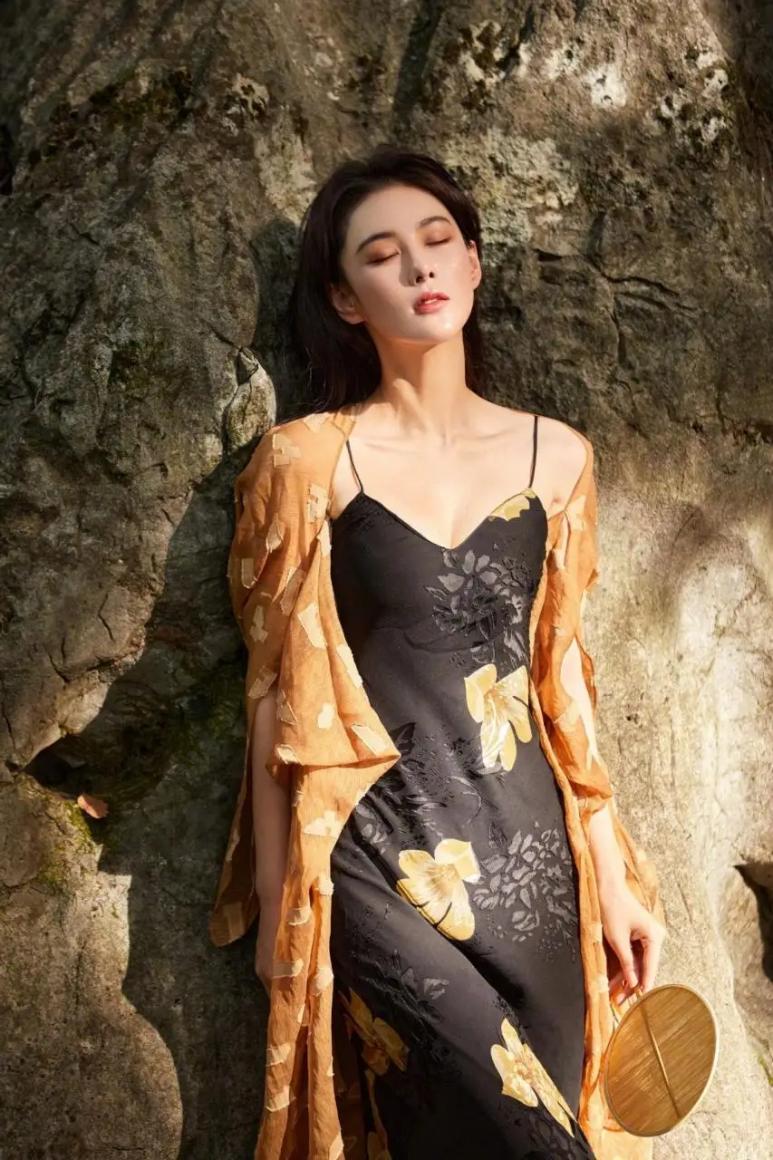 还是长发有“女人味”,张馨予一头长发配长裙,真有女神的样子 还是长发有“女人味”,张馨予一头长发配长裙,真有女神的样子