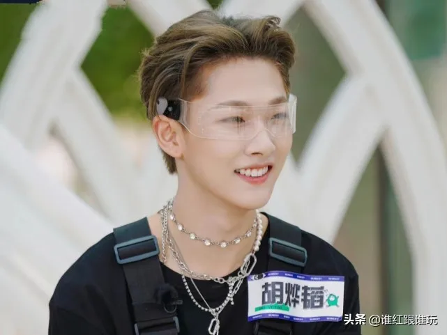 男爱豆被批娘气后回应:我辛苦赚钱养活自己,这就叫阳刚之气 男爱豆被批娘气后回应:我辛苦赚钱养活自己,这就叫阳刚之气