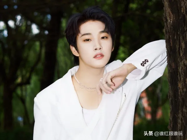 男爱豆被批娘气后回应:我辛苦赚钱养活自己,这就叫阳刚之气 男爱豆被批娘气后回应:我辛苦赚钱养活自己,这就叫阳刚之气